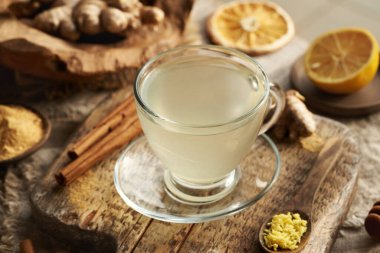 Şeffaf cam bardakta zencefil çayı