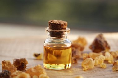 Masada tütsü reçinesi olan bir şişe tütsü yağı.