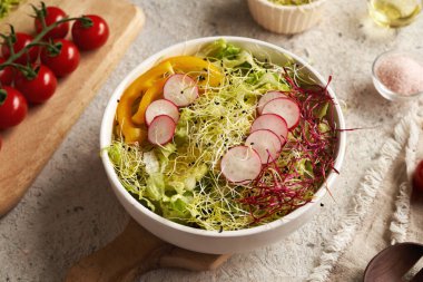 Taze pırasa ve kırmızı pancar filizli sebze salatası.