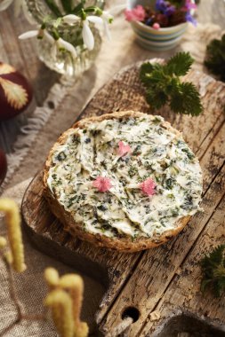 Isırgan otu tereyağlı bir dilim ekmek. Baharın başında hasat edilen yabani, yenilebilir bitkilerden yapılmış ev yapımı.