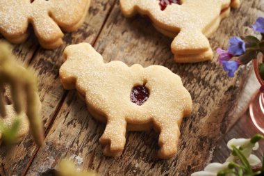 Paskalya koyunu şeklinde ev yapımı Linzer kurabiyesi. Çilek reçeli ve şekerle kaplanmış.
