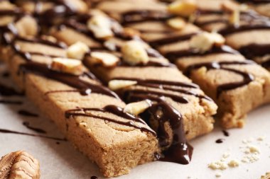 Süt tozu, yulaf ezmesi, akçaağaç şurubu ve fındık ezmesinden yapılmış ev yapımı çikolataya yakın çekim