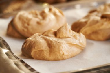 Yunan yoğurdu, fındık ezmesi ve akçaağaç şurubundan sağlıklı tatlı hazırlama