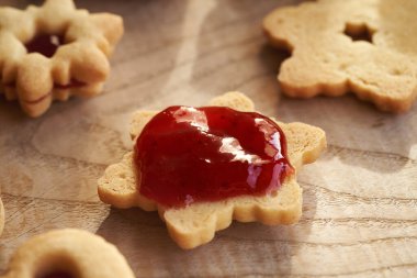Yıldız şeklindeki Linzer Noel kurabiyeleri çilek reçeli, yakın plan.