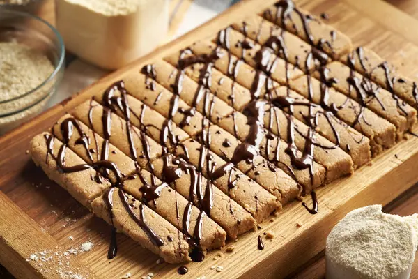 Beyaz protein tozu, yulaf gevreği, susam şurubu ve akçaağaç şurubundan yapılmış ev yapımı sağlıklı barlar.