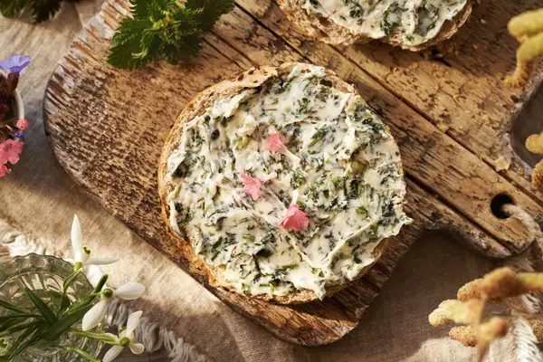 Isırgan otu tereyağlı bir çörek. Vahşi, yenilebilir bitkilerden yapılmış ev yapımı ekmek.