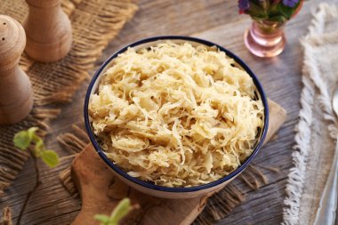 Bir kasede mayalanmış lahana ya da lahana turşusu - probiyotik kaynağı