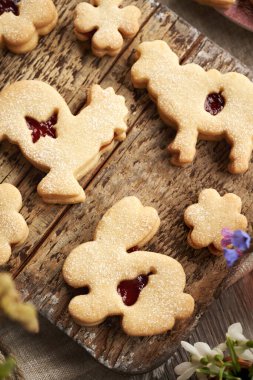 Bahar çiçekli ev yapımı Linzer Paskalya kurabiyeleri.