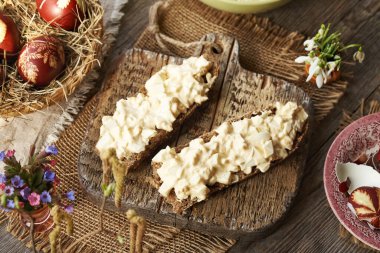 Haşlanmış Paskalya yumurtalarından yapılmış bahar çiçekleriyle yayılmış ekmek.