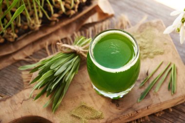 Arpa otu suyu ve masada taze yetişmiş bıçaklar.