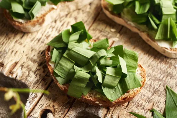 Bir dilim ekşi ekmek, tereyağı ve ayı sarımsağı.