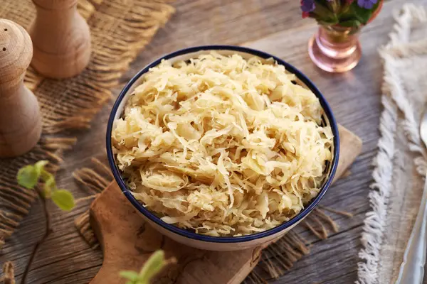 Bir kasede mayalanmış lahana ya da lahana turşusu - probiyotik kaynağı