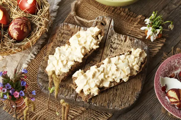 Haşlanmış Paskalya yumurtalarından yapılmış bahar çiçekleriyle yayılmış ekmek.