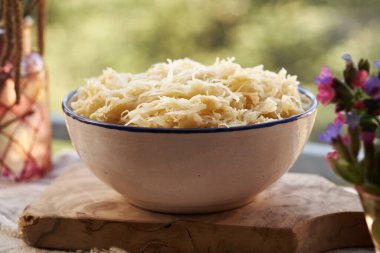 Bir kase mayalanmış lahana ya da bahar çiçekli lahana turşusu.