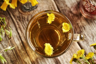 Taze sarı yaka çiçekli bir bardak çayınız var mı?