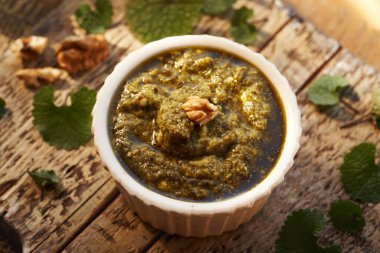 Cevizli sarımsaklı hardal pesto. Yaban yenilebilir bitki baharın başlarında toplanır..