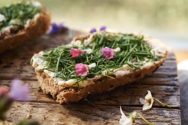 Yenilebilir akciğer otu çiçekli, bir dilim ekmeğin üzerinde karga sarımsağı ya da soğan otu adı verilen yaban domuzu.