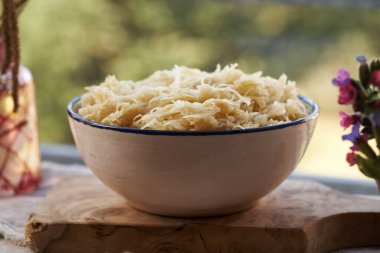 Bir kase lahana turşusu ya da mayalanmış lahana.