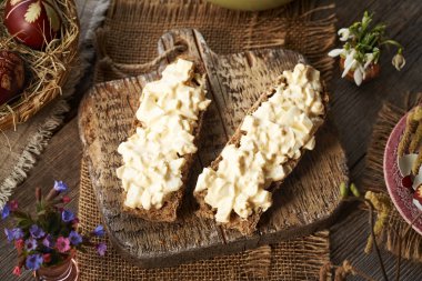 Paskalya yumurtalarından arta kalan iki dilim ekmek.