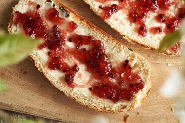 Mazanec denilen geleneksel Çek tatlı paskalya pastasının tereyağlı ve frenk üzümü reçelli hali. 