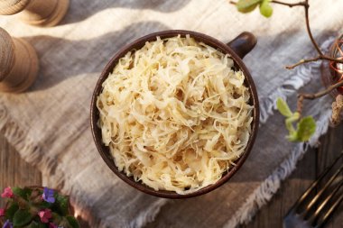 Kahverengi bir tencerede mayalanmış lahana ya da lahana turşusu.