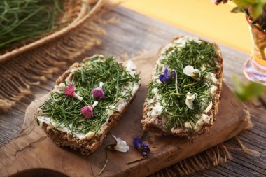 Soğan ya da karga sarımsağı ekmeğin üzerinde tereyağlı taze akciğer otu çiçekleri
