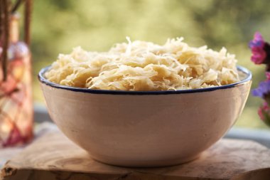 Bir kase lahana turşusu veya mayalanmış beyaz lahana.