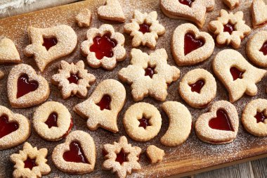 Tahta kesme tahtasında ev yapımı Linzer Noel kurabiyeleri.