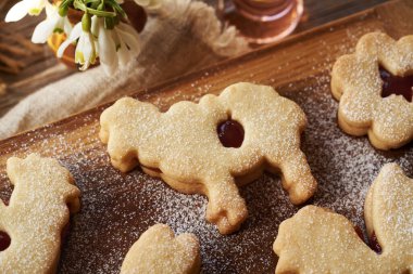 Paskalya kuzusu şeklinde kırmızı marmelatla doldurulmuş ve şekerle kaplanmış Linzer kurabiyesi.