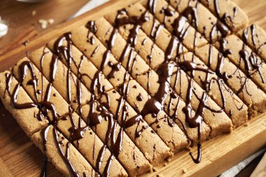 Sütlü protein tozuyla yapılmış, çikolatayla süslenmiş ev yapımı atıştırmalıklar.