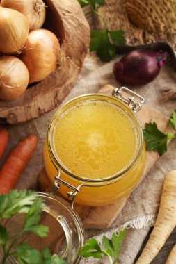 Cam bir kavanozda taze sebzeli tavuk kemiği çorbası.