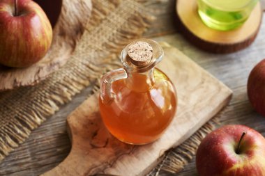 Elma şarabı sirkesi masanın üzerinde cam bir şişede.