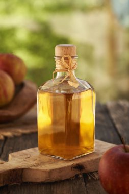 Dışarıda cam bir şişede elma sirkesi.