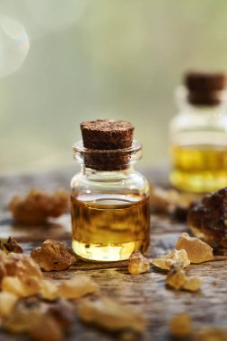 Bir şişe tütsü, gerekli yağ ve reçine.