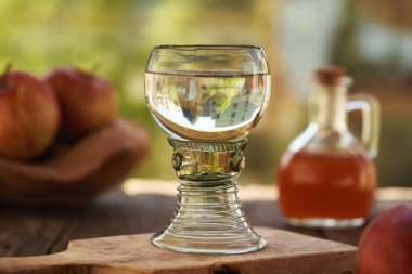 Elma sirkesiyle dolu cam bir bardak su.