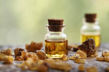 Bir şişe tütsü. Açık bir masada gerekli yağ.