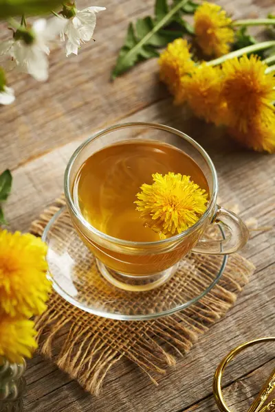 İlkbaharda toplanan karahindiba çiçeği bir fincan bitkisel çayda toplanır.