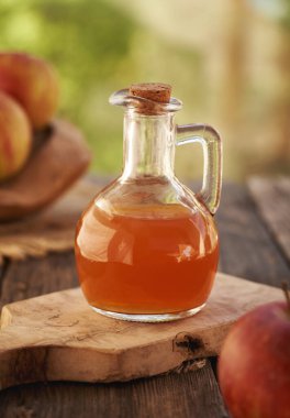 Elma sirkesi açık bir masada cam bir sürahide.