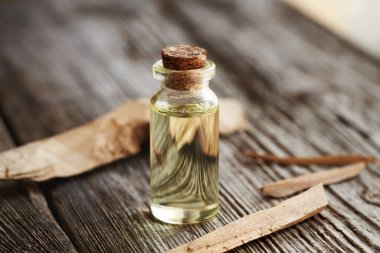 Beyaz sandal ağacından yapılmış şeffaf bir aromaterapi şişesi.