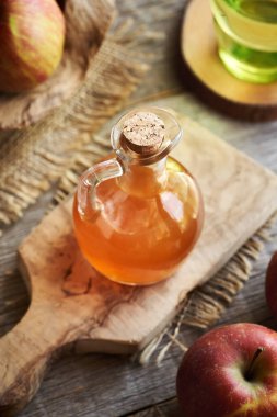 Elma sirkesi, cam sürahide masanın üstünde.