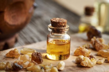 Masada tütsü reçinesi olan bir şişe tütsü yağı.