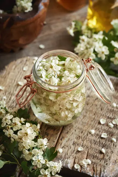 Bahar aylarında taze dikenli çiçeklerden elde edilen bitkisel tentürlerin hazırlanması