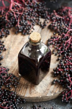 Bir şişe siyah yaşlı ya da Sambucus zencisi şurubu. Bitkisel ilaçlar.