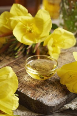 Akşam çuha çiçeği yağı Masadaki cam kasede