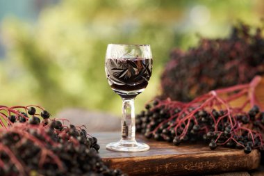 Yazın açık havada taze yaban mersini ve siyah yaşlı şurubu.