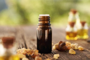 Açık havada tütsü reçineli koyu bir tütsü şişesi.