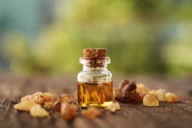 Tütsü şeffaf cam bir şişede gerekli yağ