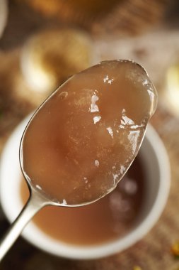 Ev yapımı keten tohumu jölesi kaşığın üzerinde. Doğal diy şampuanı malzemesi. Alternatif saç bakım, kaka yok..     