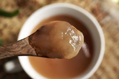 Ahşap kaşıkta ev yapımı keten tohumu jölesi. Doğal diy şampuanı için malzeme. Alternatif saç bakım, kaka yok..