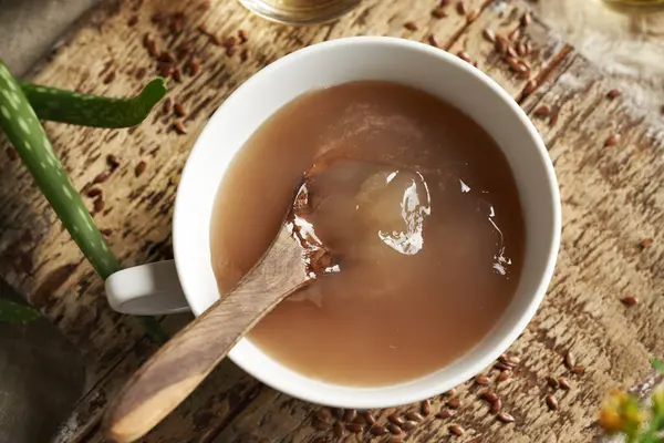 Bir kase ev yapımı keten tohumu jeli ve aloe vera. Doğal diy şampuanı için malzemeler. Alternatif saç bakım, kaka yok..